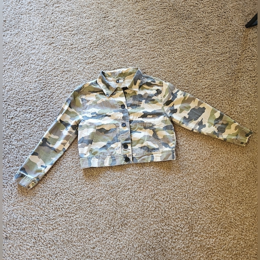 Divided Cropped Button-Front Camouflage Jacket, Size Medium